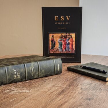 Crossway ESV Heirloom Study Bible, Olive Green Calfskin &ndash; PREORDER
