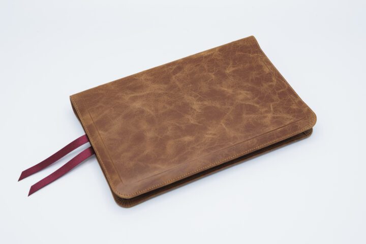 Crossway ESV Heirloom Bible, Thinline Edition, Full Yapp Desert Camel Calfskin – PREORDER - Image 4