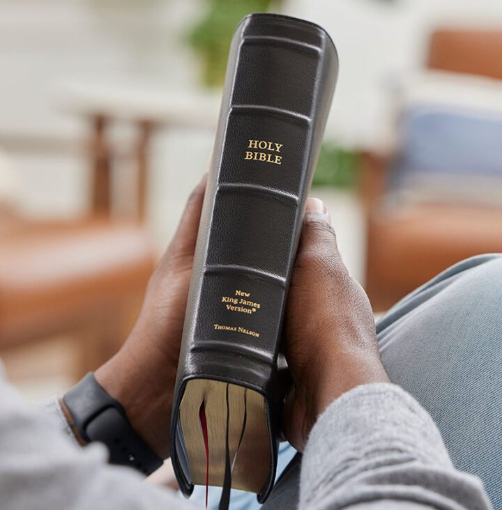 Nelson NKJV Single-Column Verse-by-Verse Reference Bible, Black Goatskin - Image 3